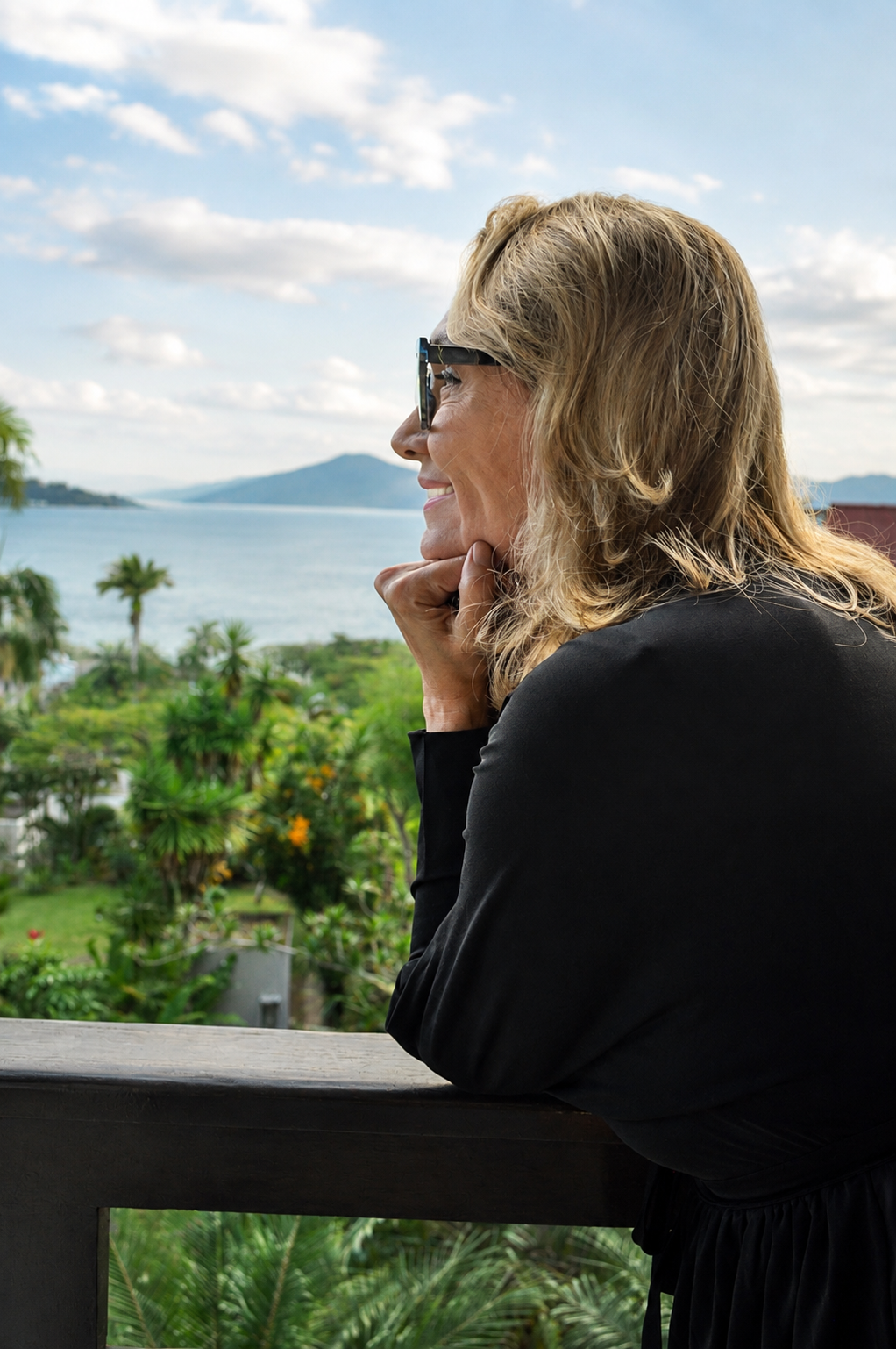 Claudia Thirion em um momento de pausa, olhando a paisagem